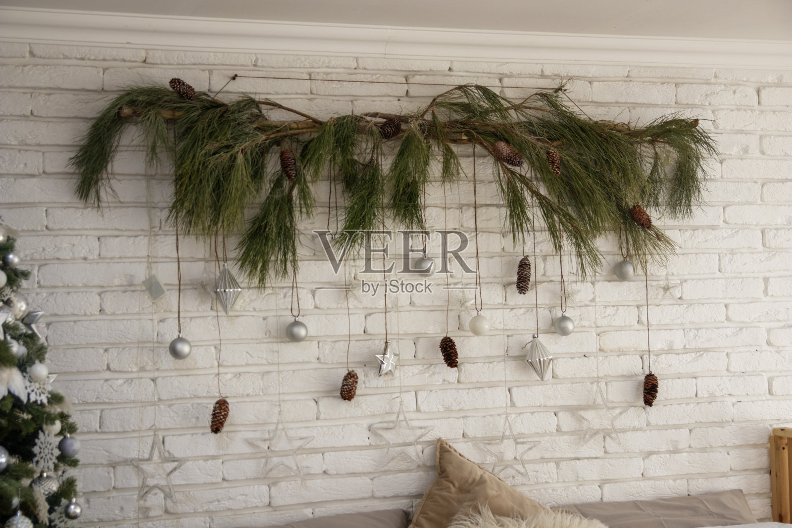 卧室的墙壁为圣诞节装饰。墙砖光照片摄影图片