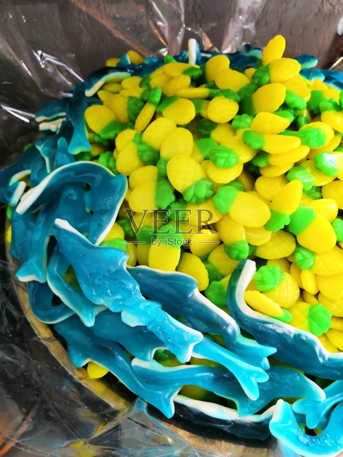 彩色的背景做成各种彩色的糖果。文字，派对，糖果，童年的空间照片摄影图片