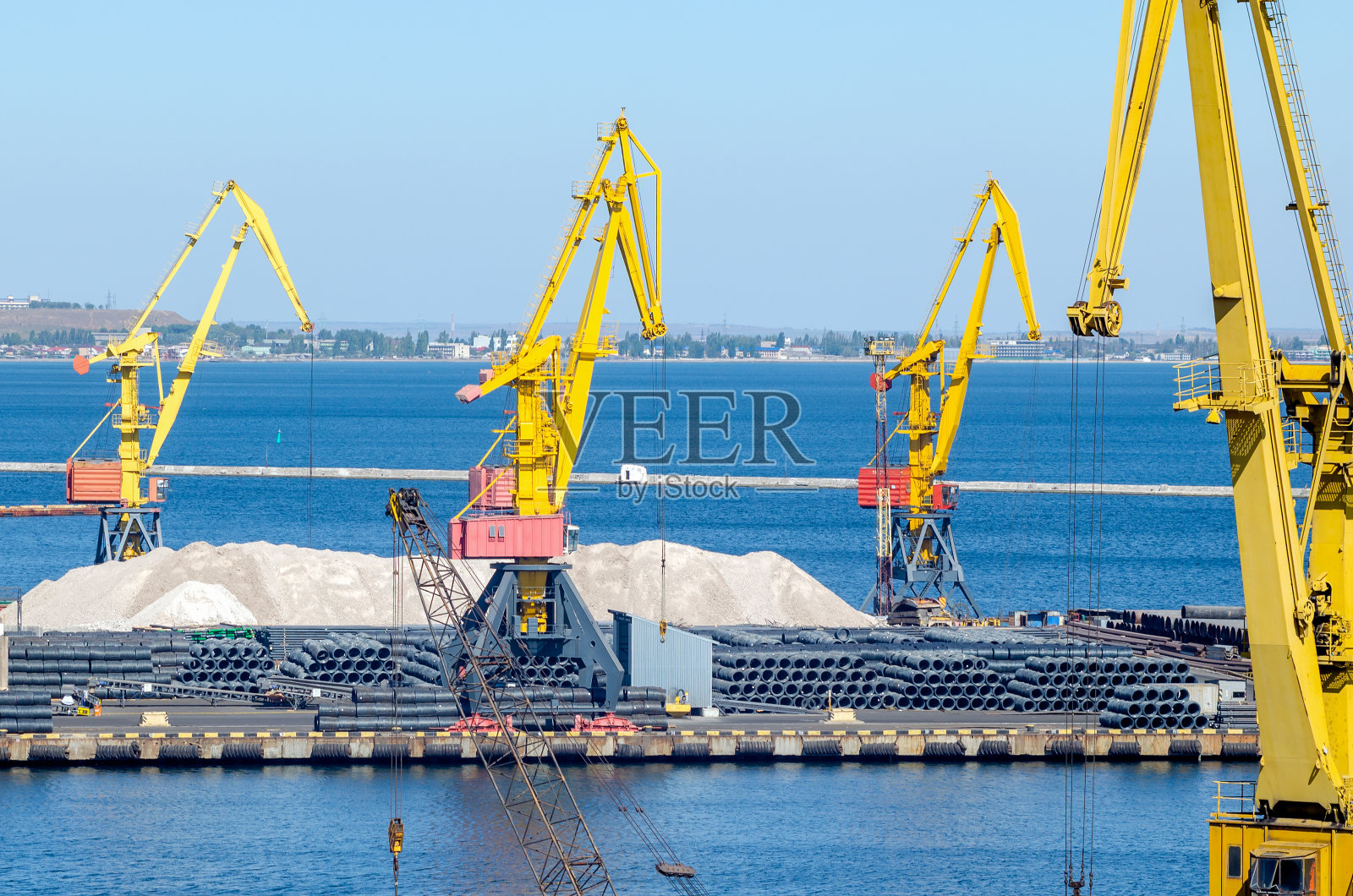 港口货物起重机将集装箱装载到货船上照片摄影图片
