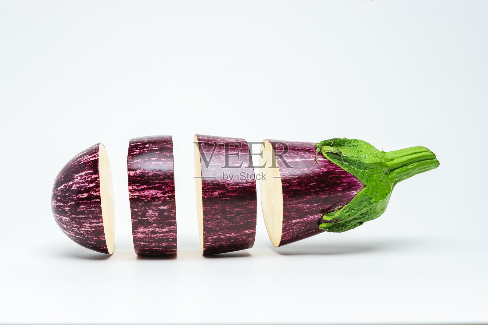 切片涂鸦茄子在白色的背景。最小的食品的概念。照片摄影图片