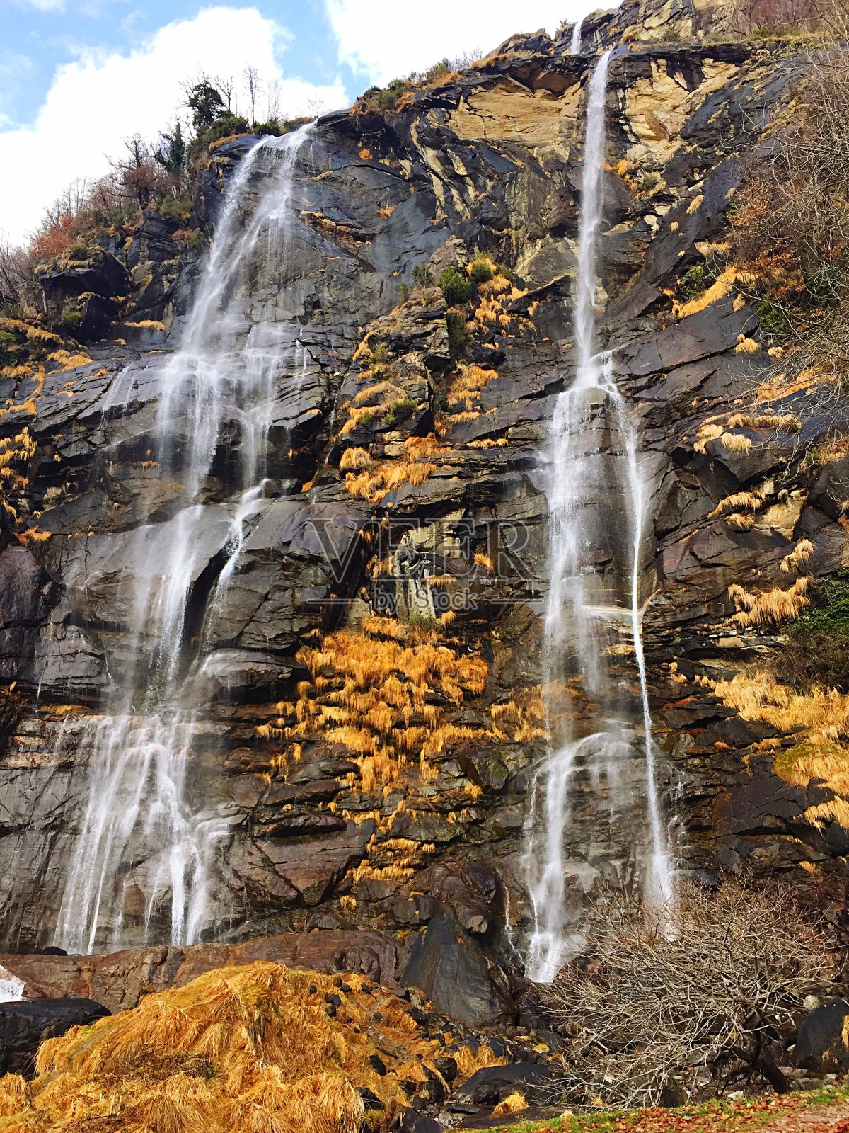 山上的瀑布照片摄影图片