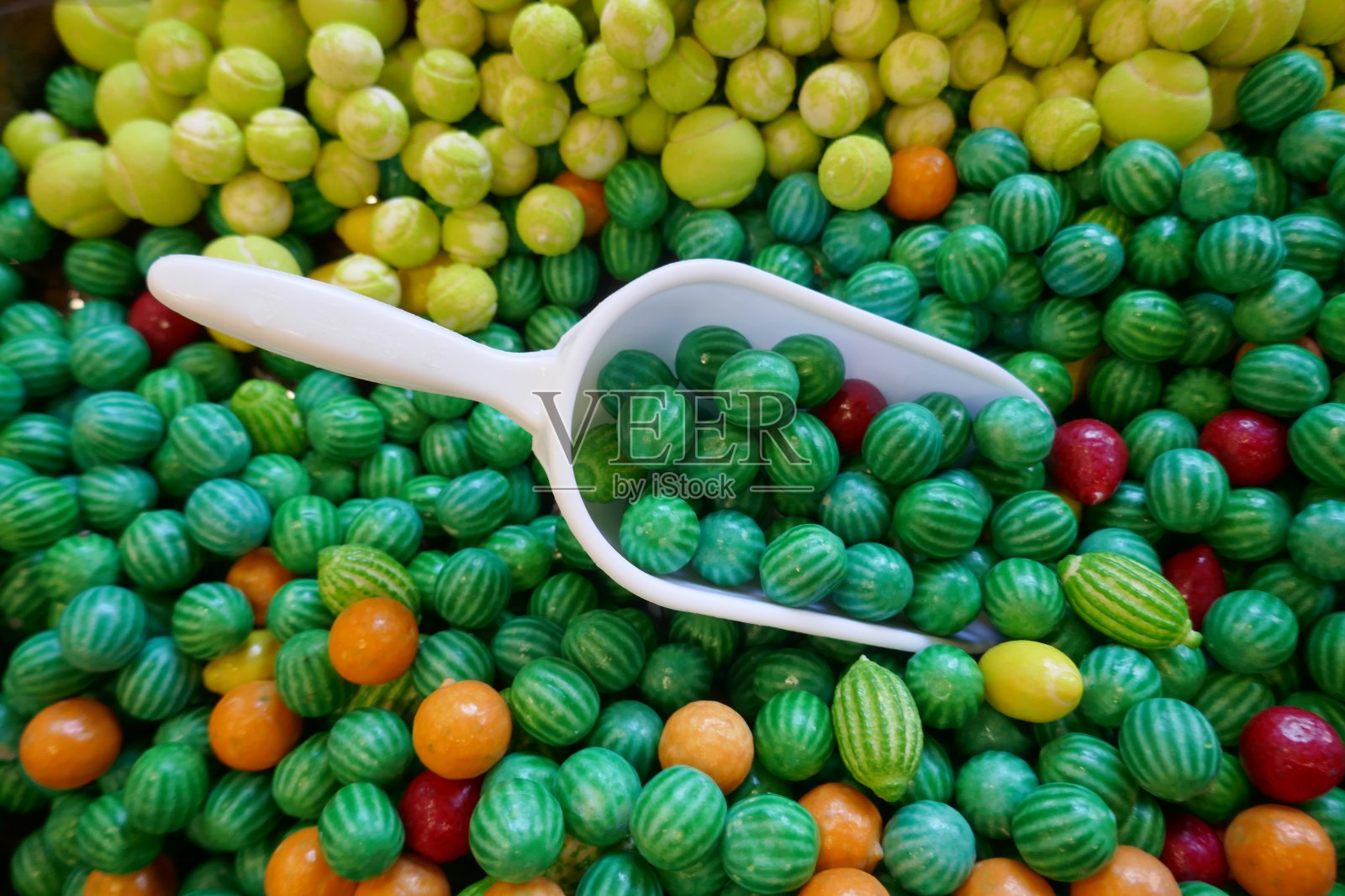 美味的水果糖果。五颜六色的水果糖衣，橘子，甜瓜，樱桃，柠檬，软馅。特写镜头。照片摄影图片