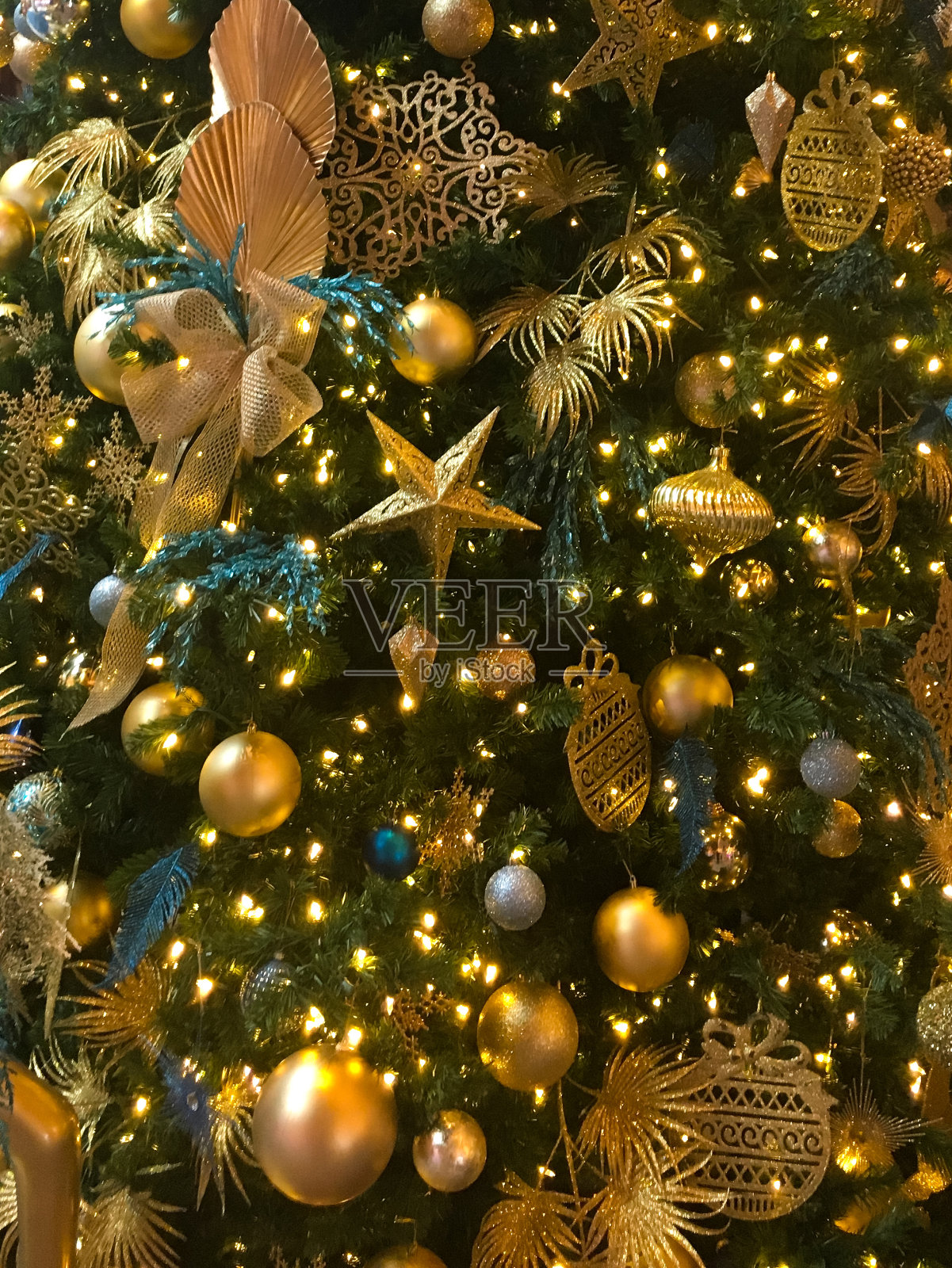 圣诞树和装饰品在银，蓝和金灯泡的节日装饰照片摄影图片