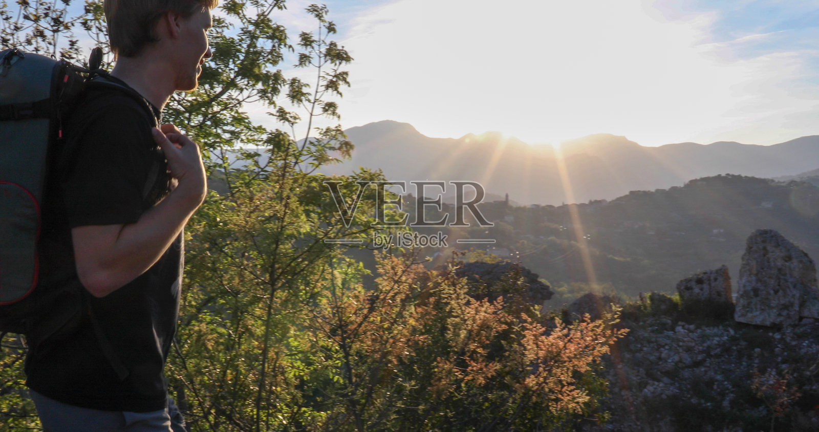 日出时，年轻人出去欣赏山顶景色照片摄影图片