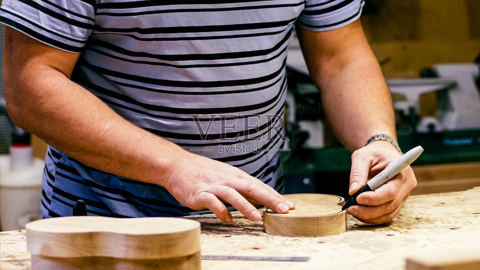 男木匠在木质细部上刻花纹线照片摄影图片
