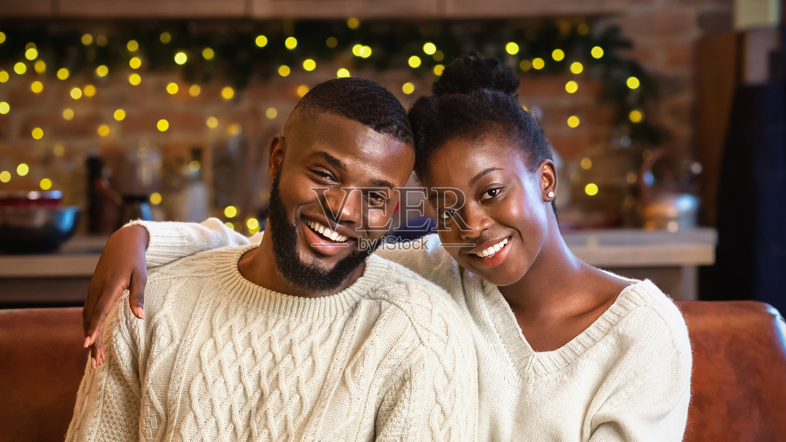一对穿着白色毛衣的黑人夫妇在家庆祝圣诞节照片摄影图片