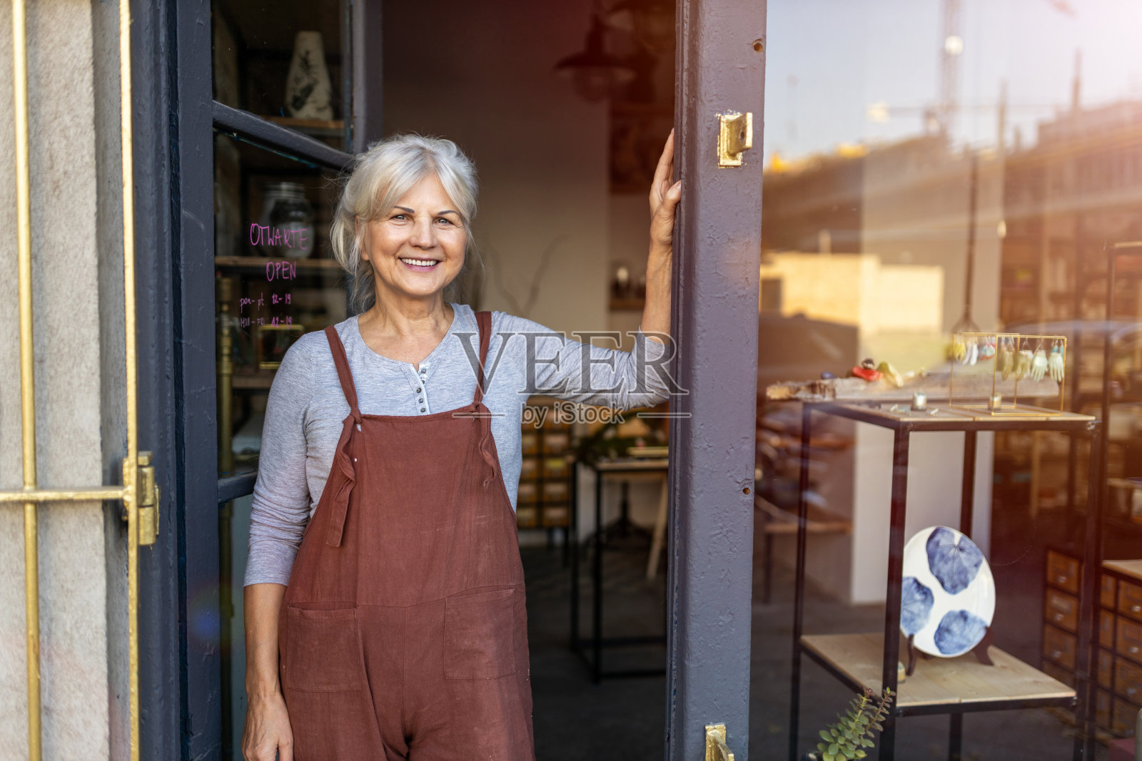 女陶艺艺术家的肖像在她的艺术工作室照片摄影图片