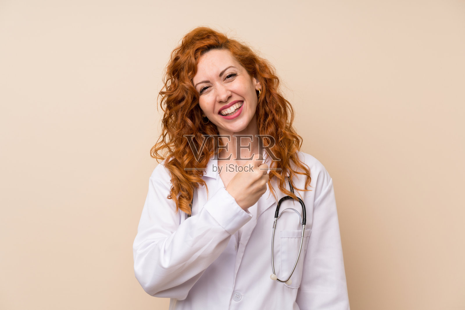 红发女医生庆祝胜利照片摄影图片