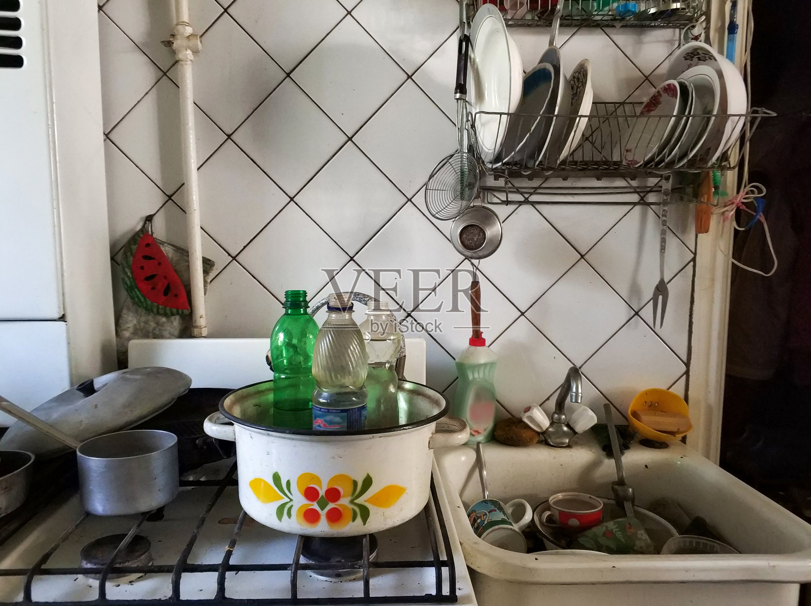 混乱和转储。一个有很多东西的旧房间。破坏。非常小的住房照片摄影图片