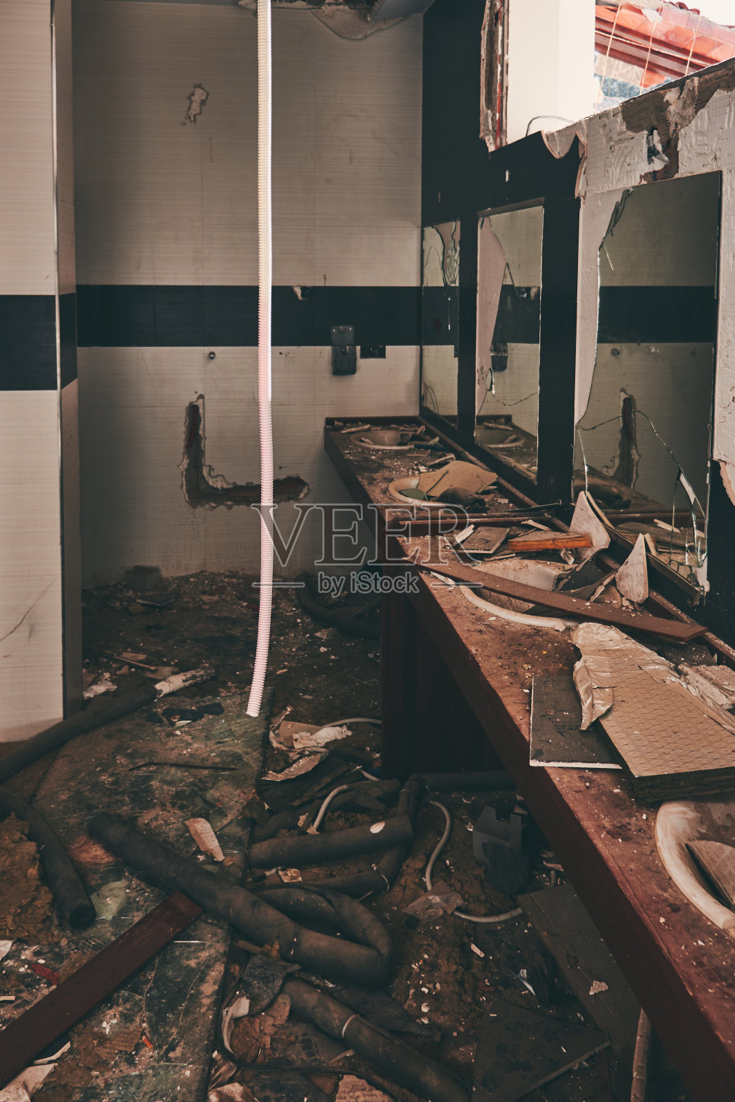 废弃的建筑。涂鸦和破坏行为。通过的时间g照片摄影图片