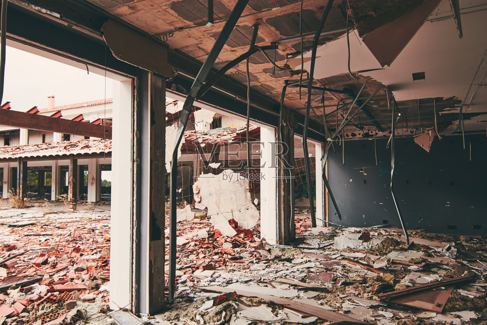 废弃的建筑。涂鸦和破坏行为。通过的时间g照片摄影图片