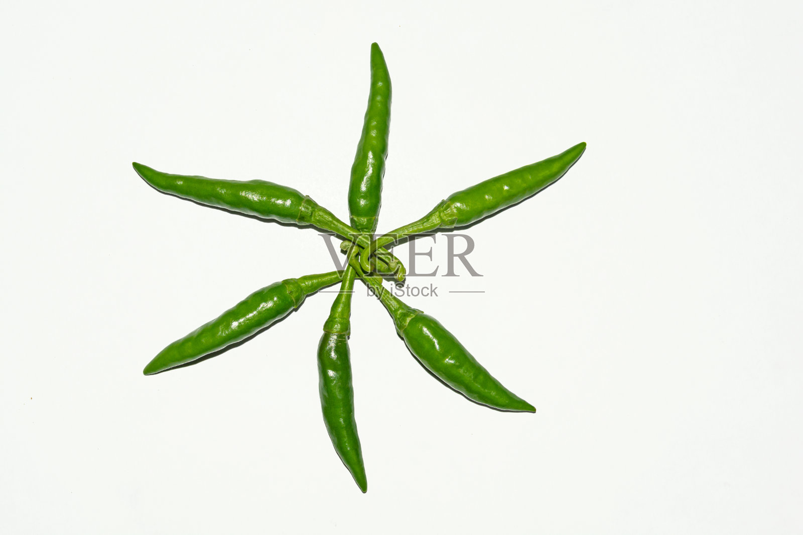 白色背景上的新鲜青椒。照片摄影图片