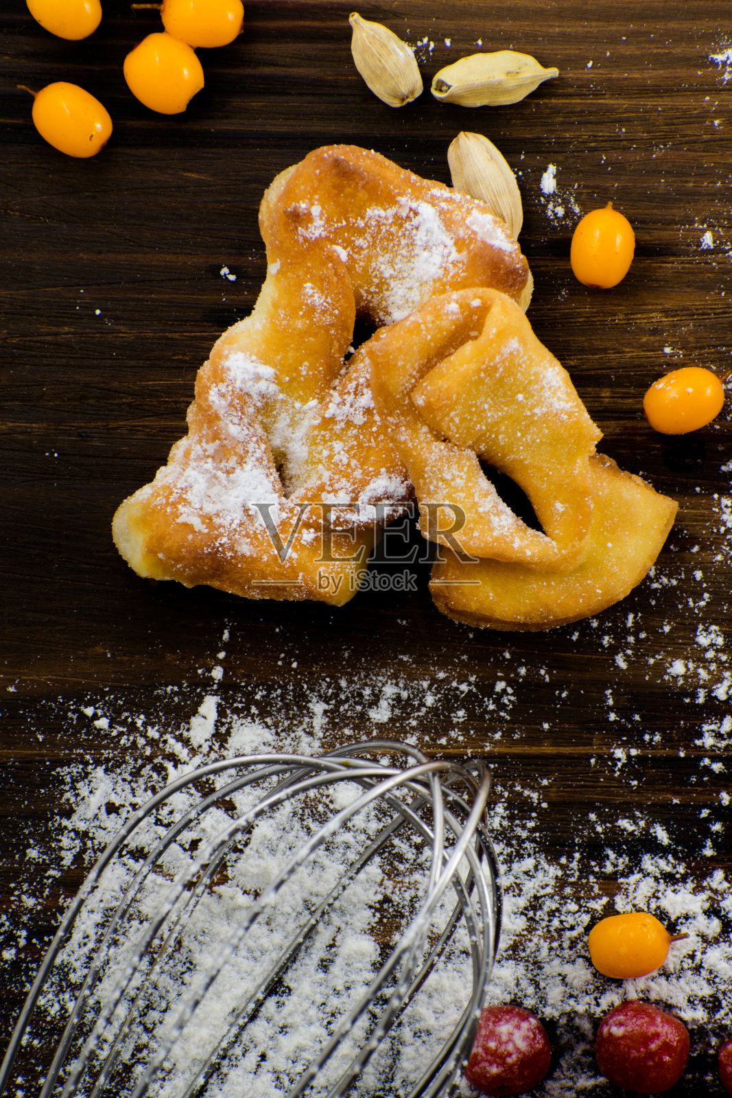 烹饪。圣诞烘焙:用面粉在黑板上做成的冷杉树，冰冻的浆果。照片摄影图片