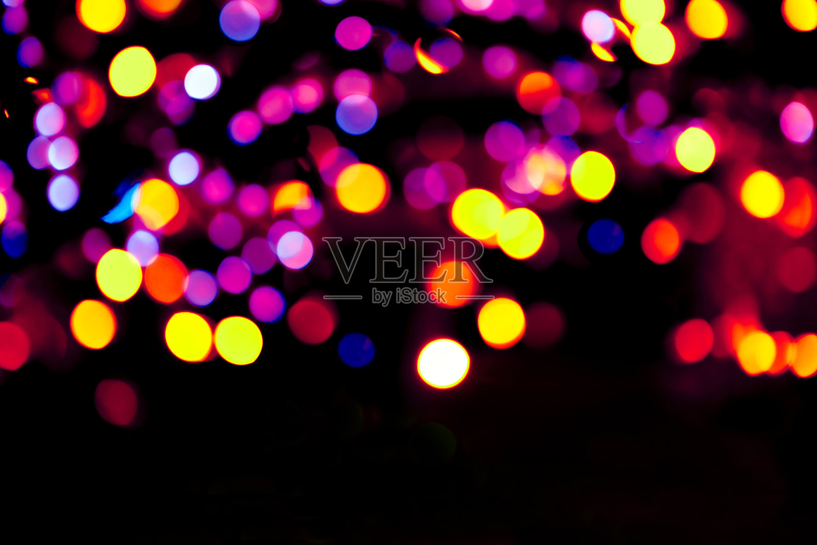 色彩缤纷的圆圈散景，节日的背景暗亮照片摄影图片
