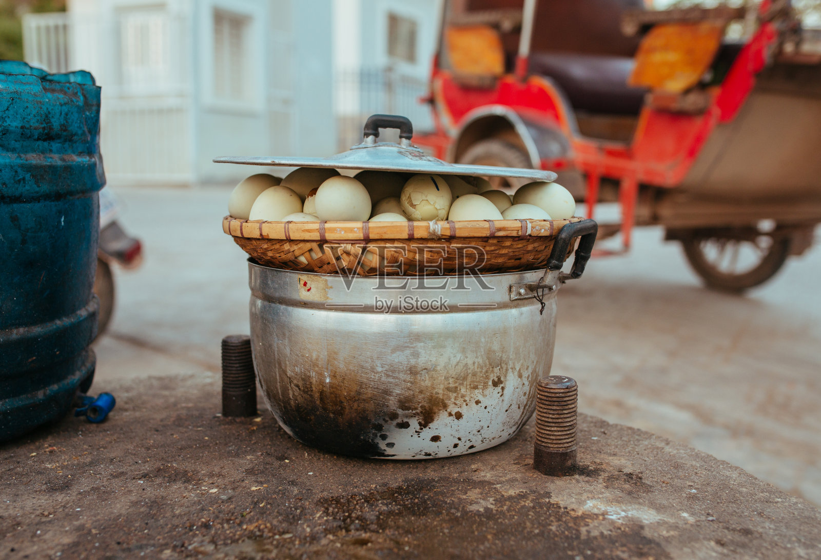 柬埔寨一家街头餐馆的胚胎炖鸡蛋照片摄影图片
