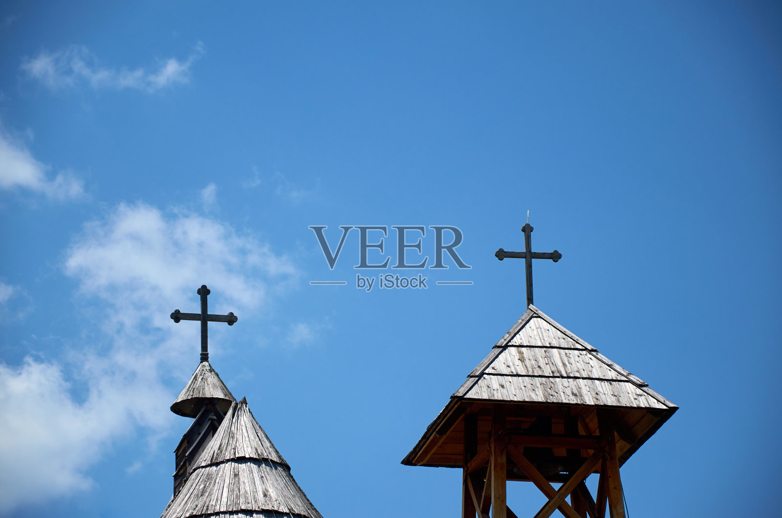 木制十字架和天空照片摄影图片