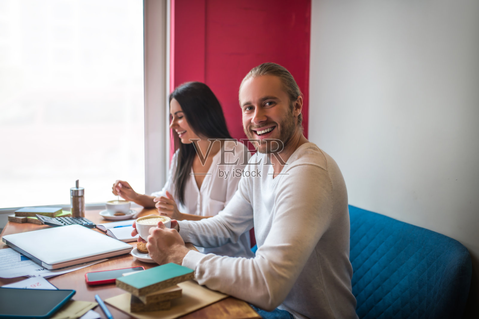 几个室内设计师喝着咖啡一起工作照片摄影图片