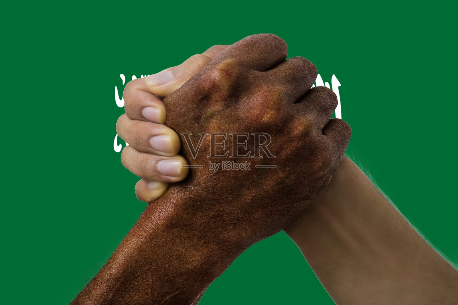 沙特阿拉伯的旗帜，一个多元文化的年轻人群体的融合照片摄影图片