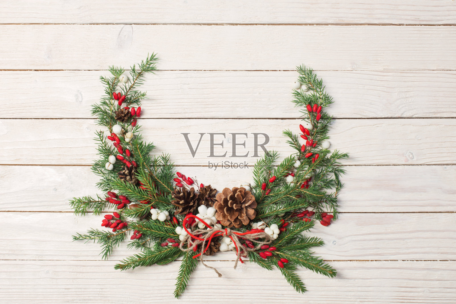 圣诞花环在白色的木制背景照片摄影图片