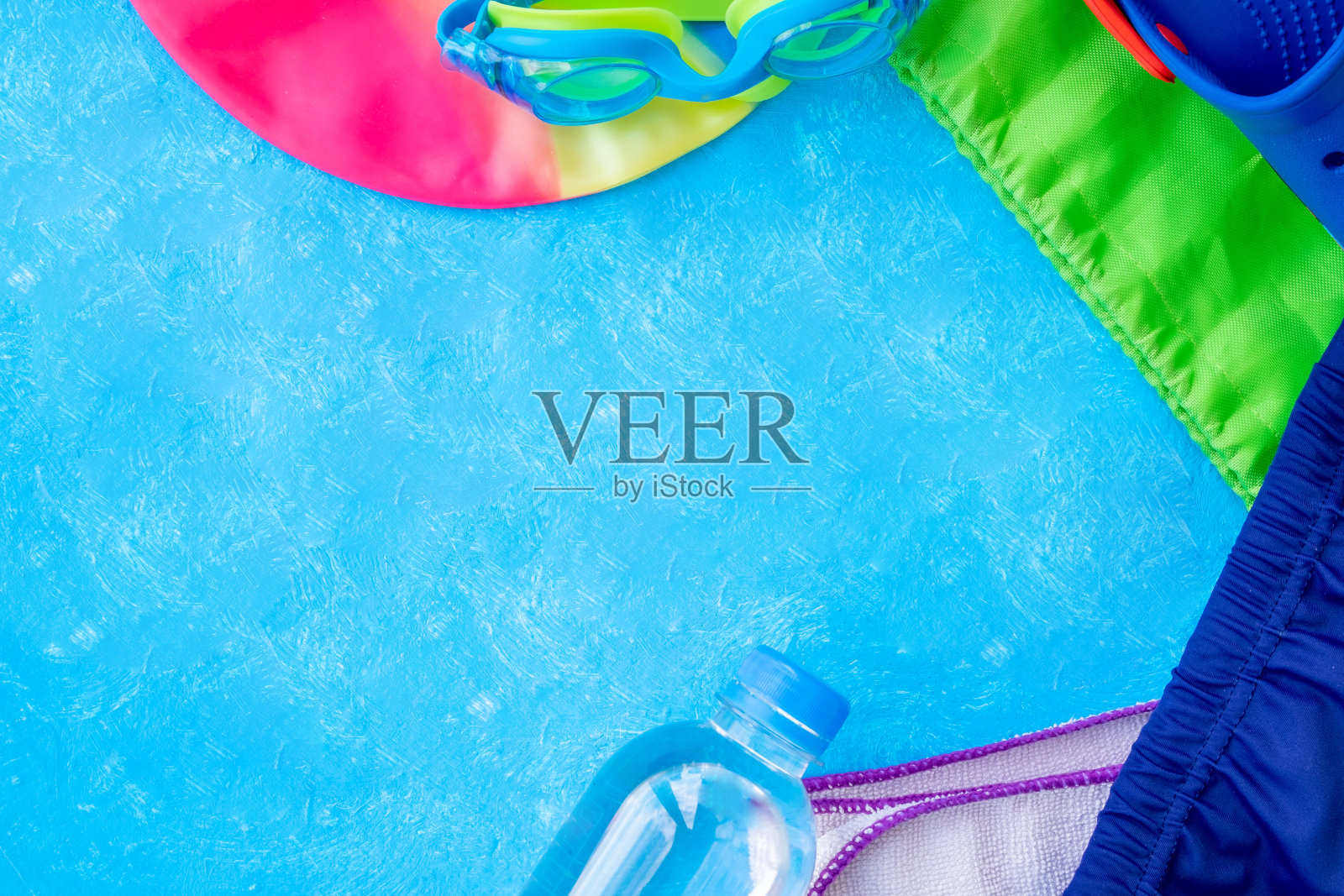 游泳池，泳镜和游泳帽的图像。没有人照片摄影图片