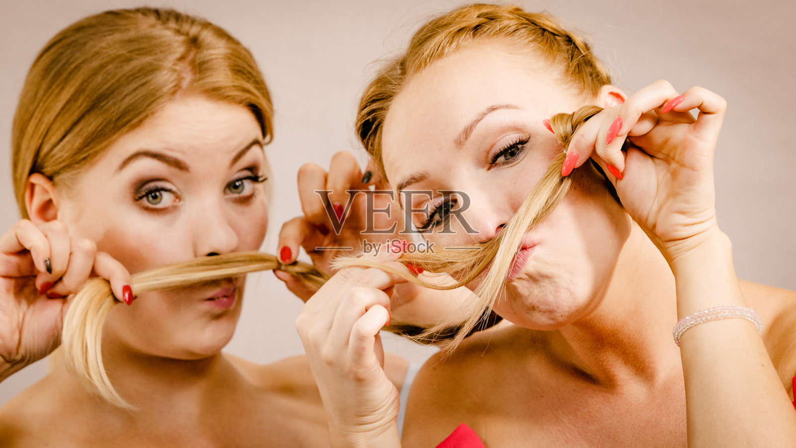 两个女人在玩头发照片摄影图片