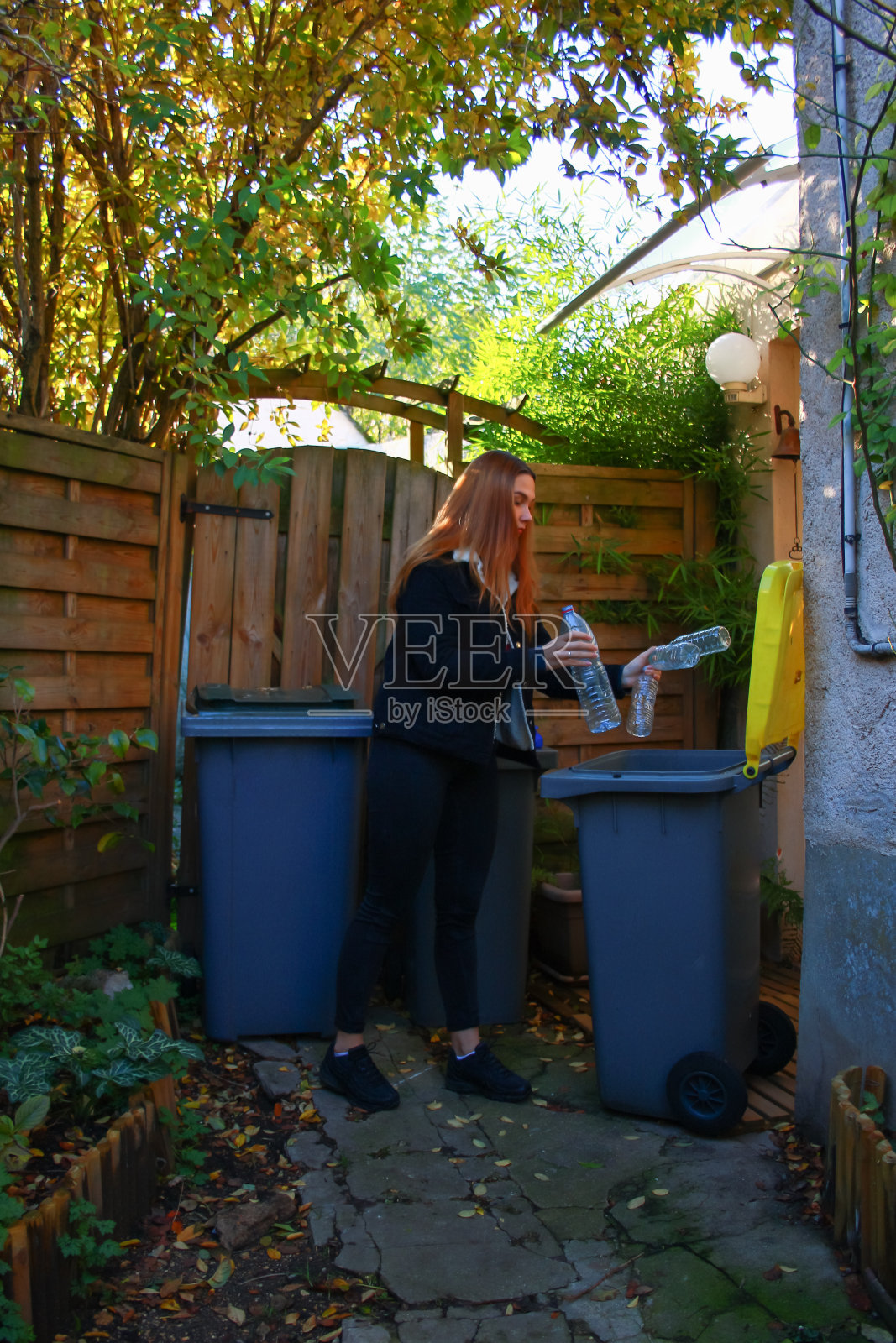 对废物进行选择性分类的人。照片摄影图片