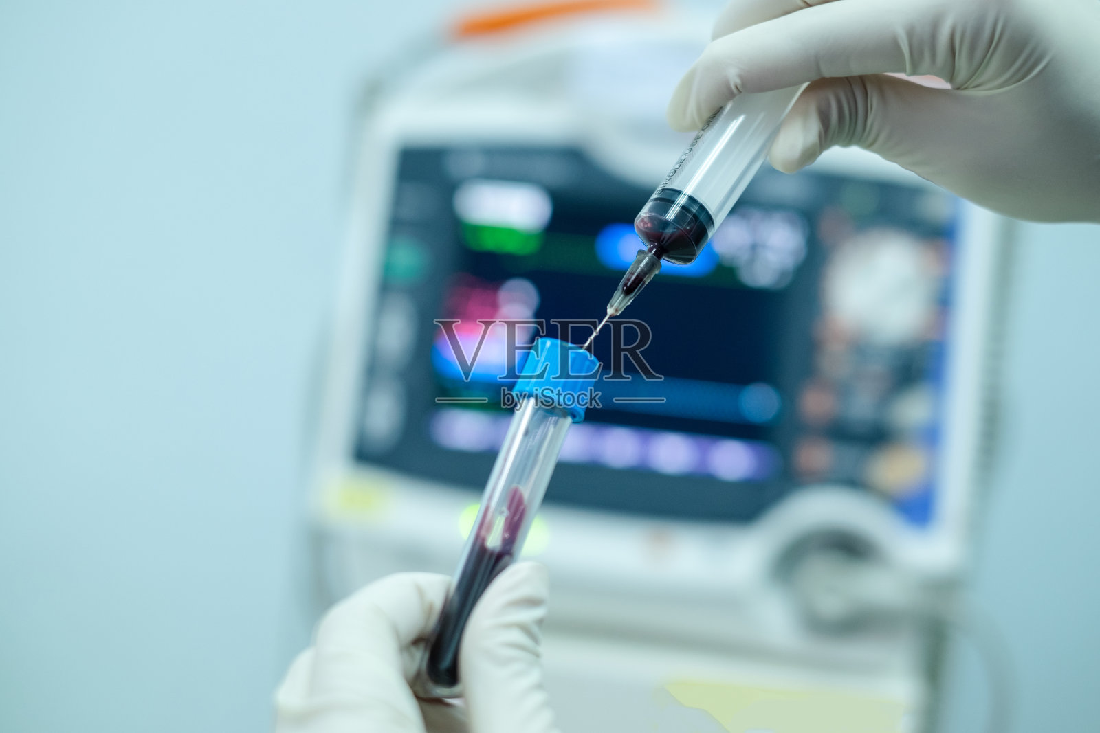 医学技术人员在医院实验室将血液滴入试管。血液测试。照片摄影图片