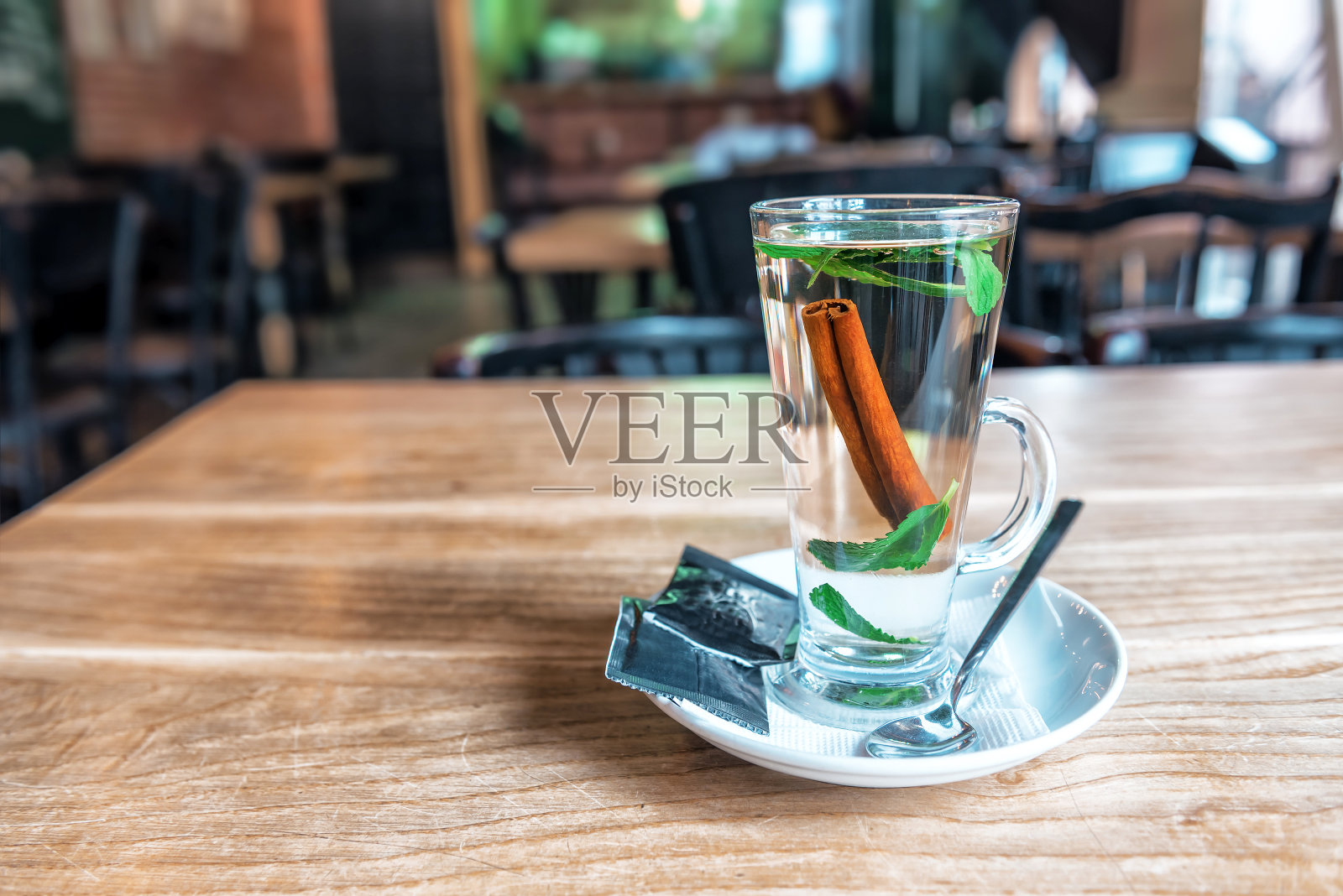 一杯肉桂茶加薄荷照片摄影图片