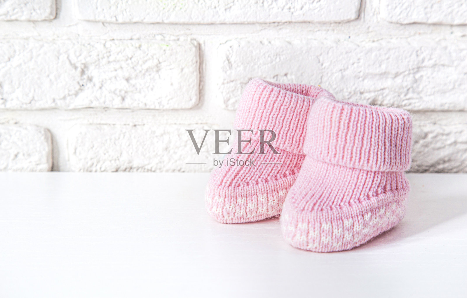 等待宝宝，宝宝送礼会。粉色小女孩新生鞋照片摄影图片