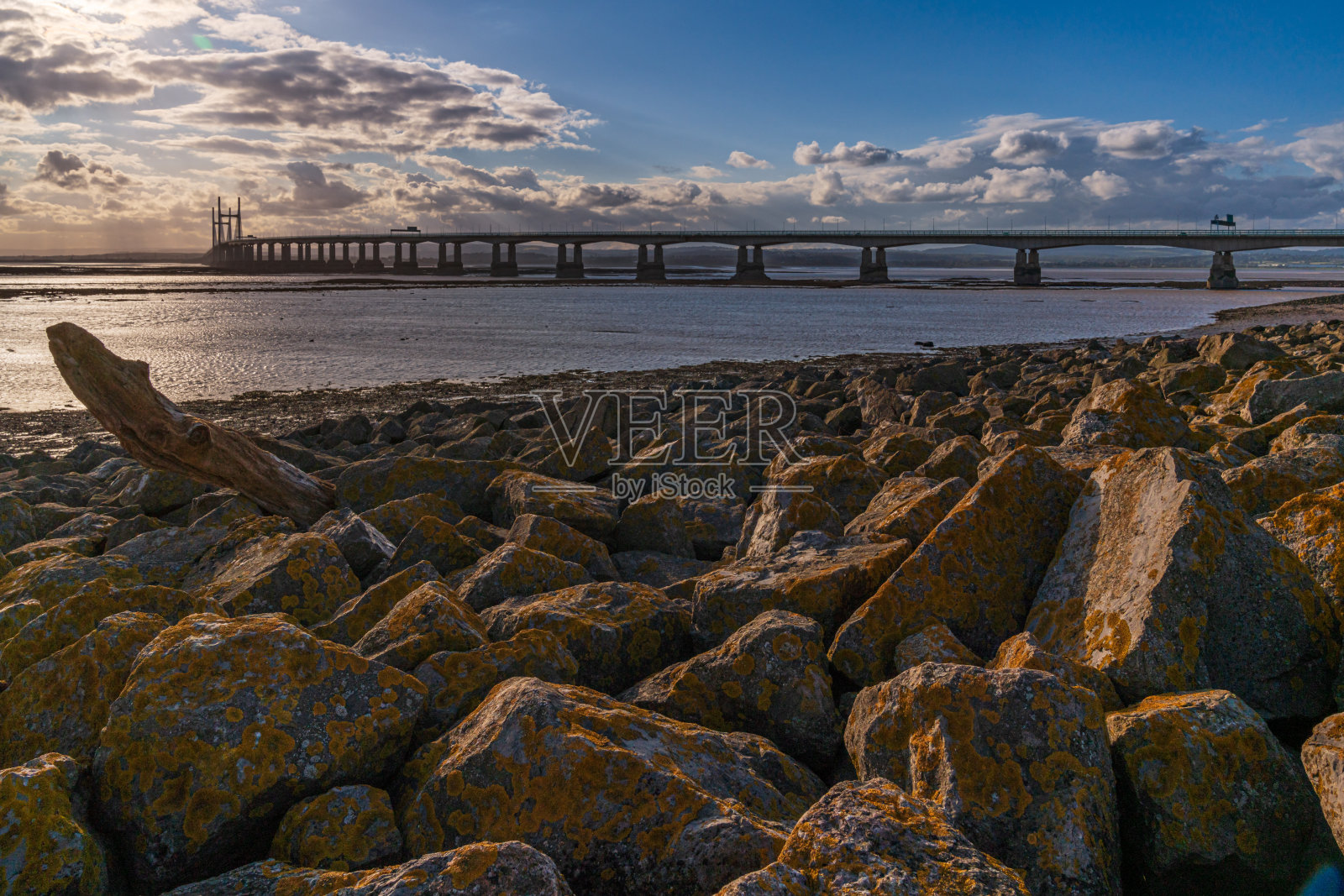 从英格兰南格洛斯特郡塞文海滩看威尔士王子大桥照片摄影图片