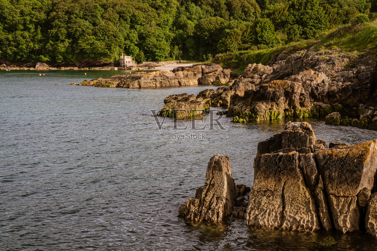 正往英国托贝的埃尔贝里湾走去照片摄影图片