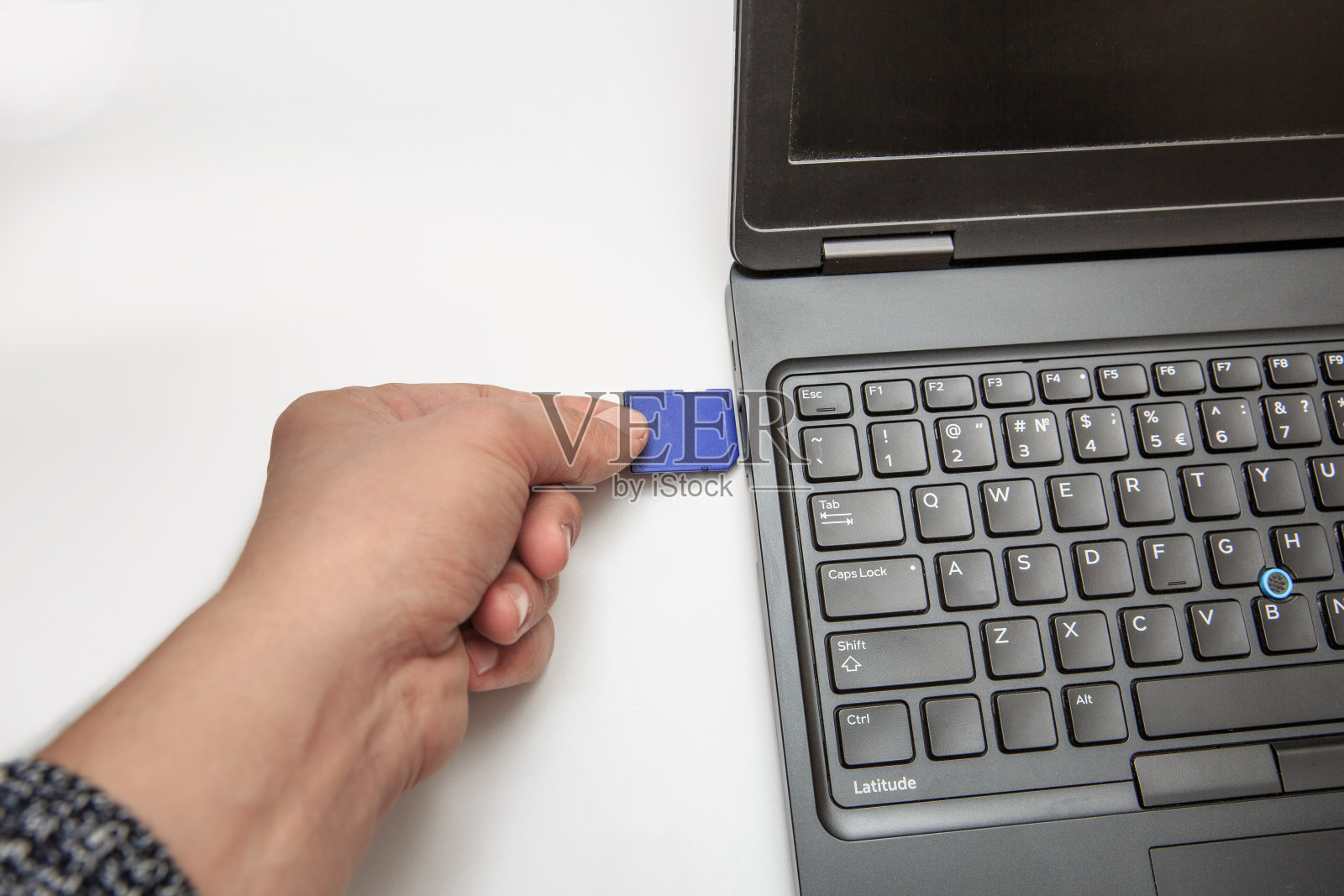 从读卡器中取出存储卡照片摄影图片