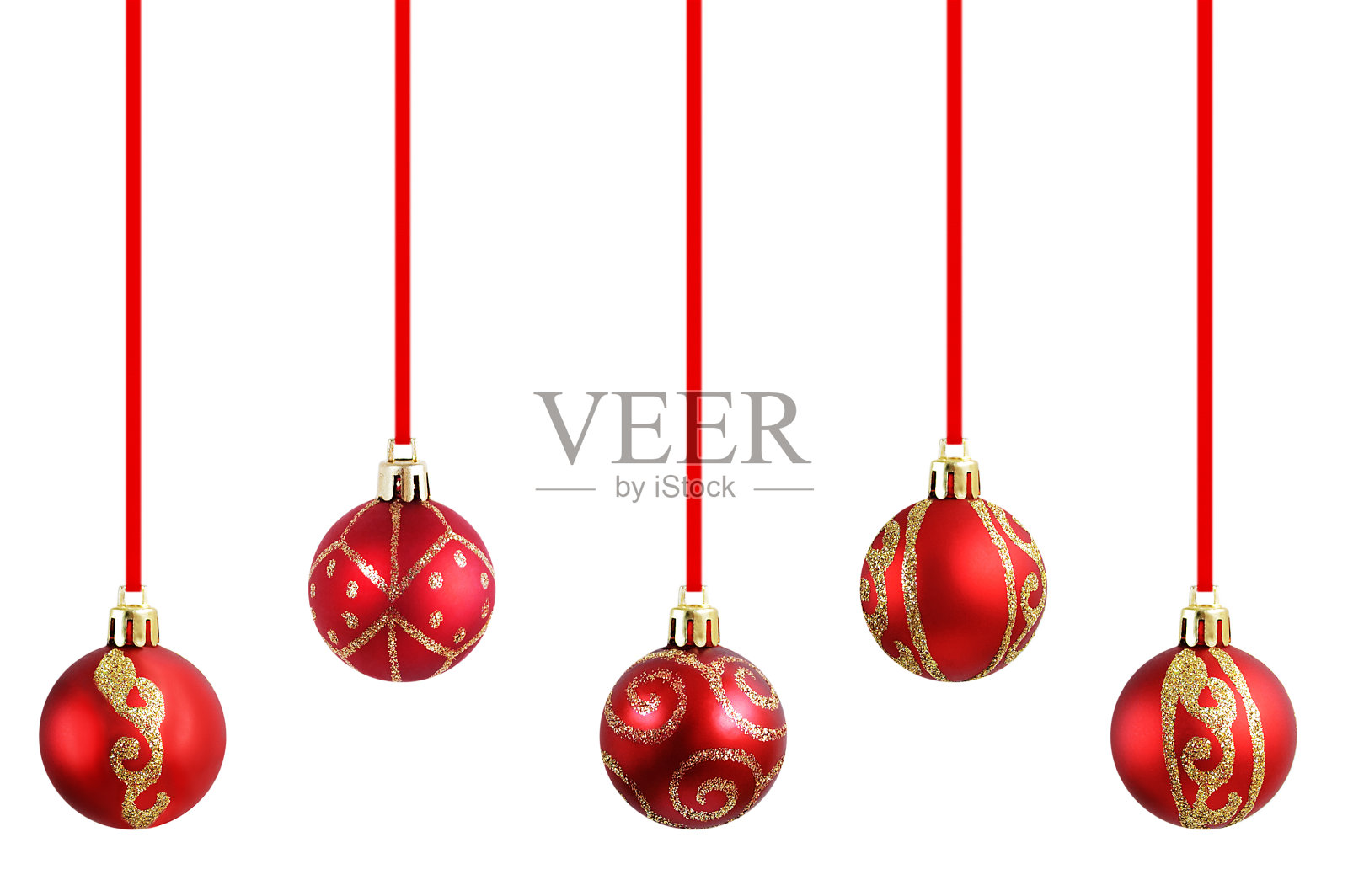 圣诞红球与金色的闪光挂在丝带上的圣诞树特写。白色的隔离。照片摄影图片