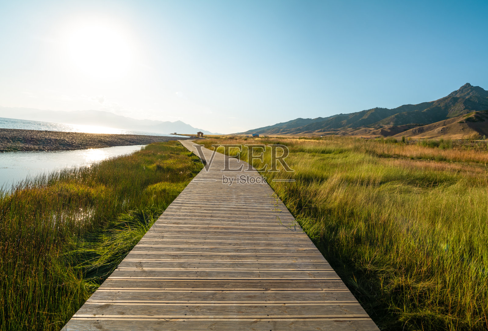 新疆塞拉姆湖的木板路照片摄影图片