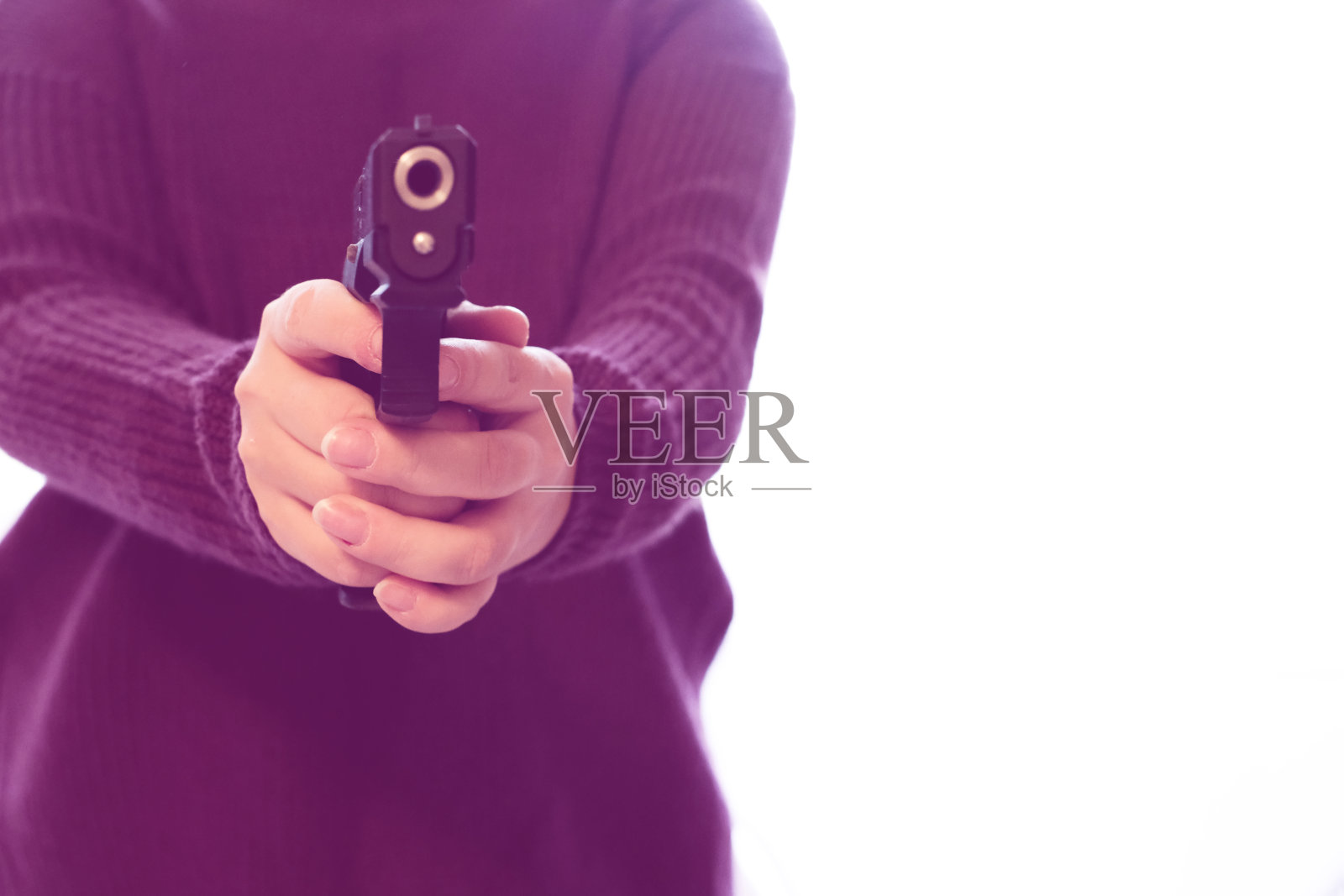 握枪的妇女在练习射击在武术自卫紧急情况下照片摄影图片