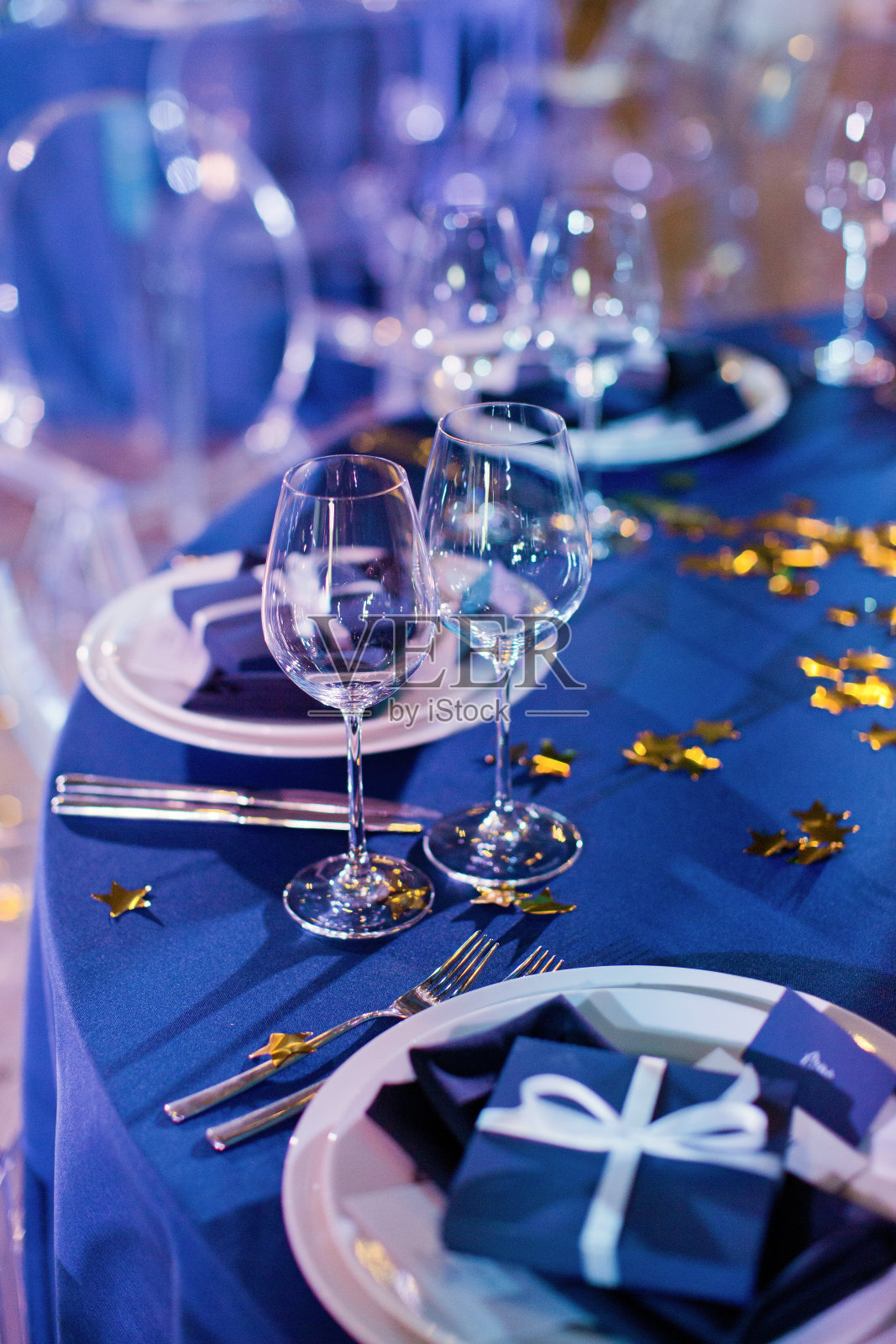 白色和绿色花朵的漂亮餐桌摆设。空间主题婚礼装饰照片摄影图片