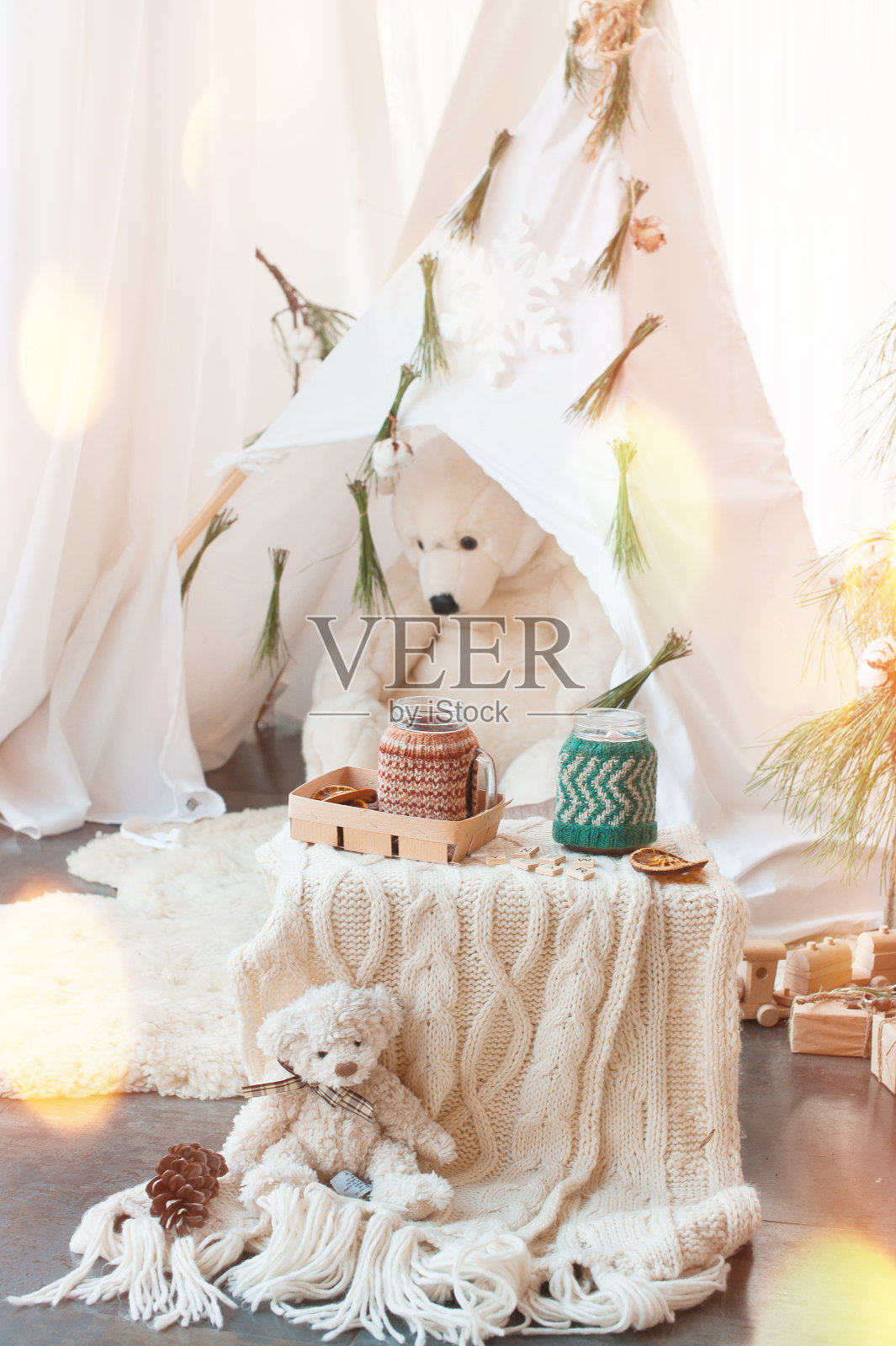 为孩子们设计的圣诞装饰。有北极熊和可可的棚屋。照片摄影图片