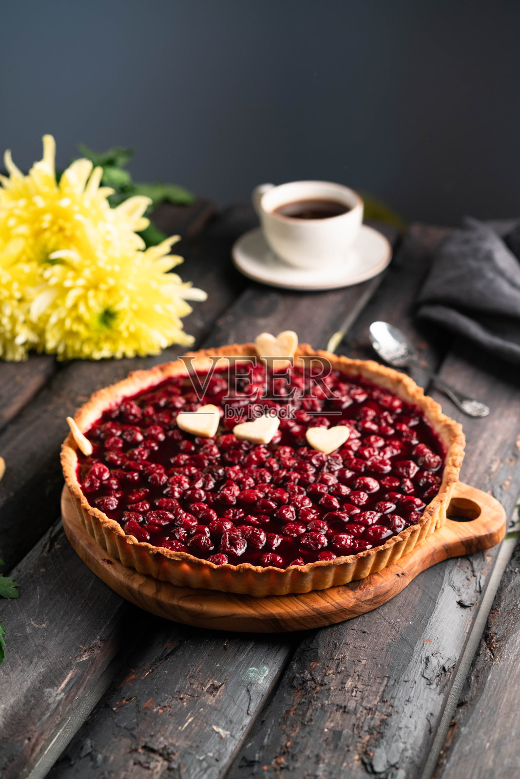 樱桃挞深色木质背景照片摄影图片