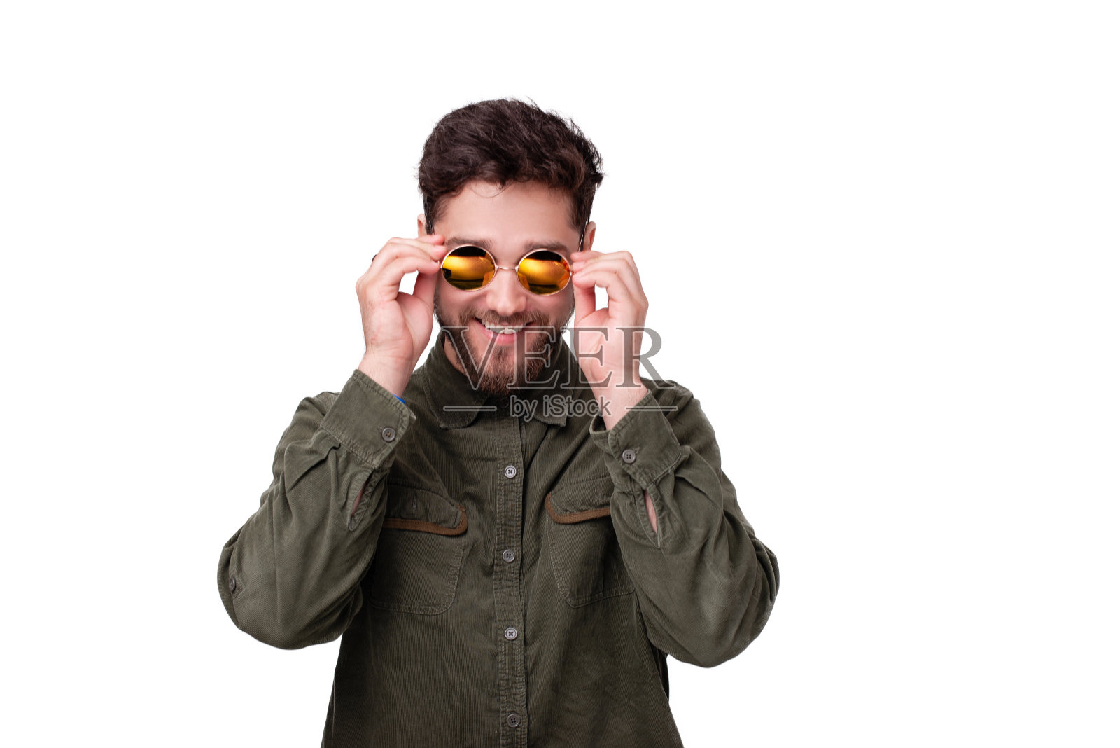 年轻的胡子男人的照片触摸太阳镜的框架，在白色的背景照片摄影图片