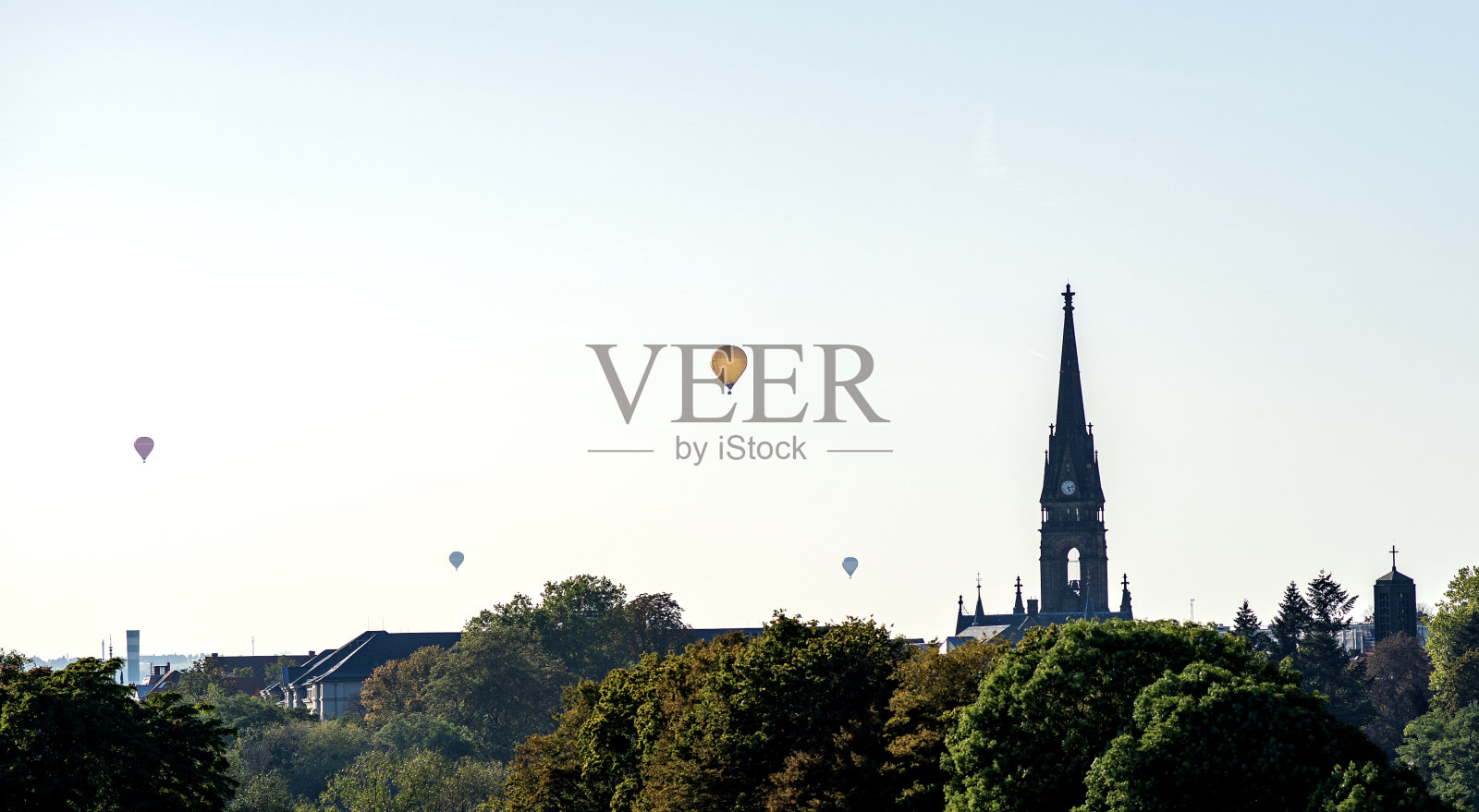 乌瑟尔基教堂晴天德累斯顿夏末蓝天气球黄色红色照片摄影图片