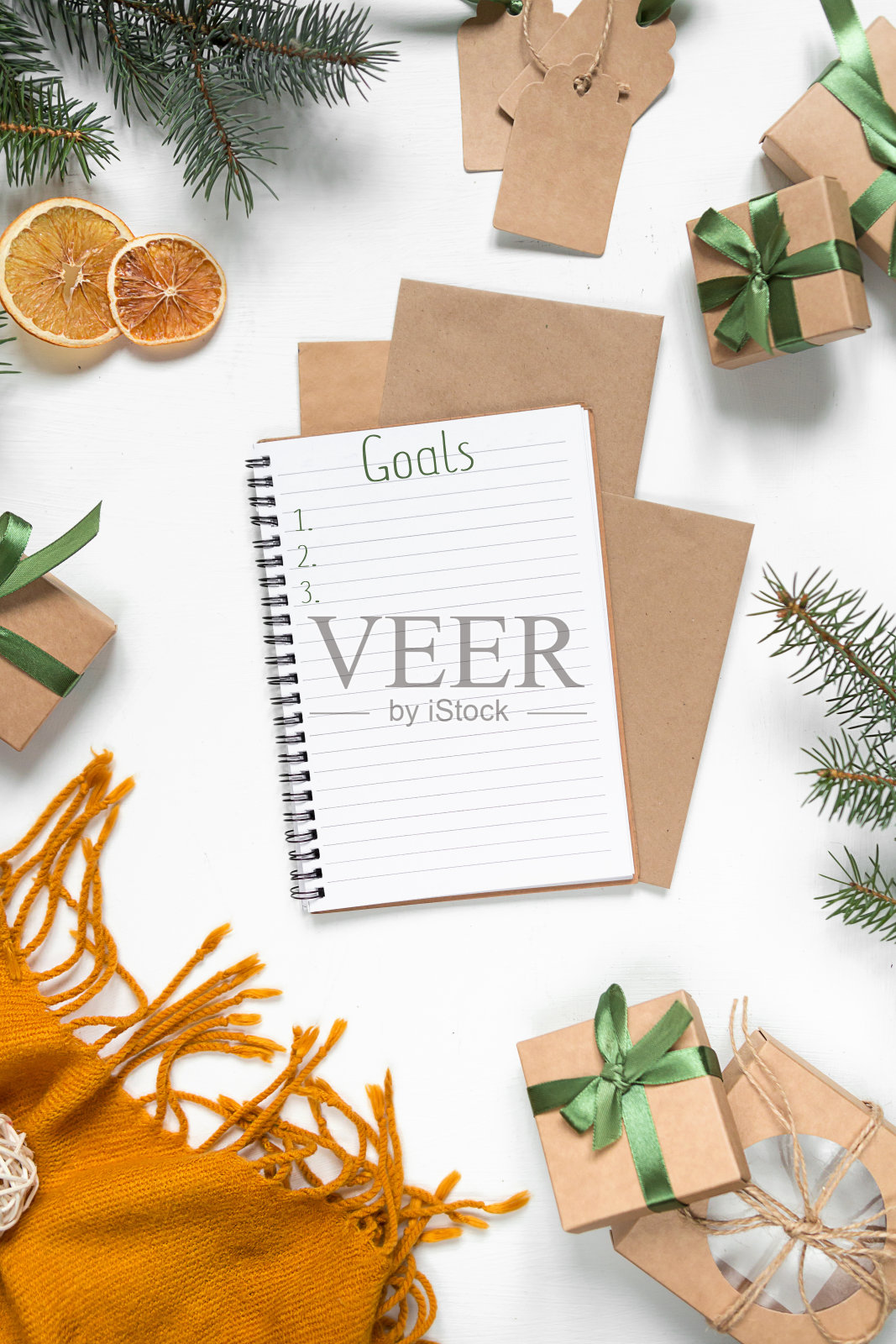 圣诞零浪费，环保包装。圣诞作文包装礼物在牛皮纸上轻桌子，生态冬季周末概念，生态装饰照片摄影图片