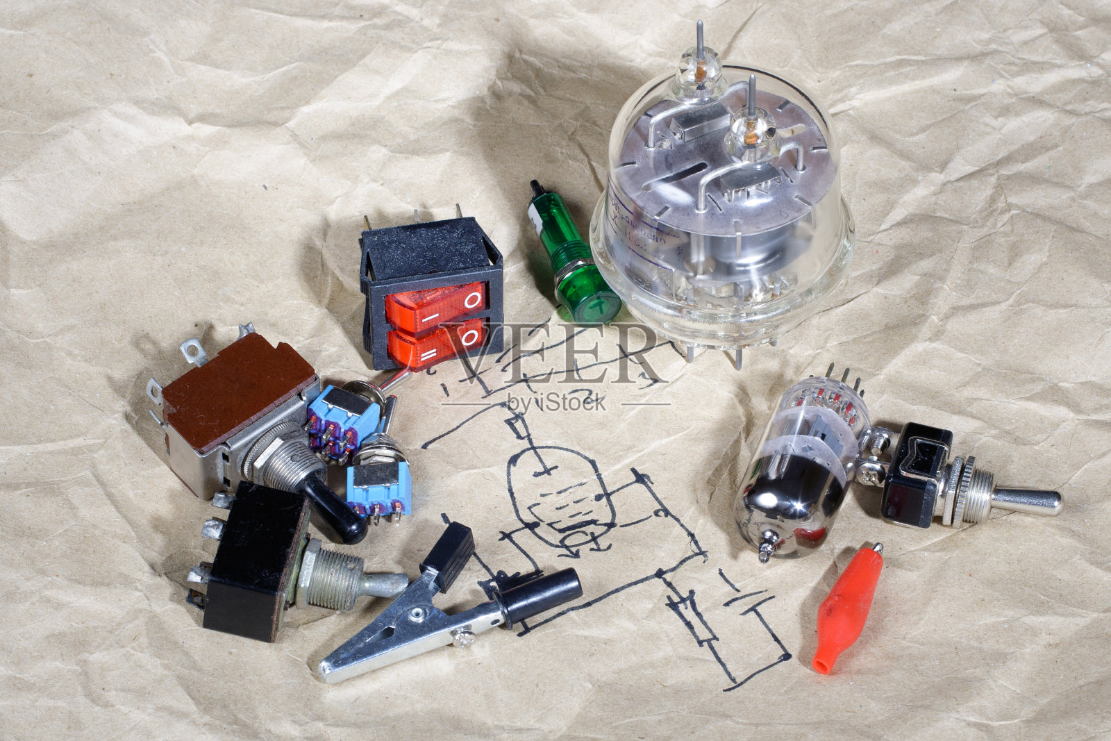 具有电气方案背景的老式真空管照片摄影图片