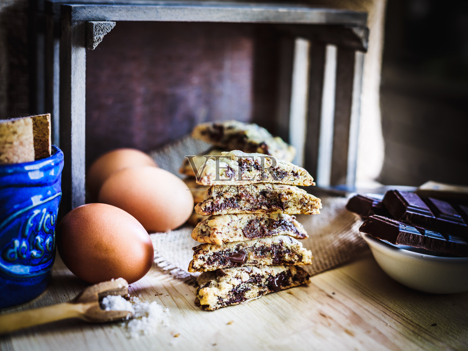 巧克力饼干和“花朵de sel”照片摄影图片