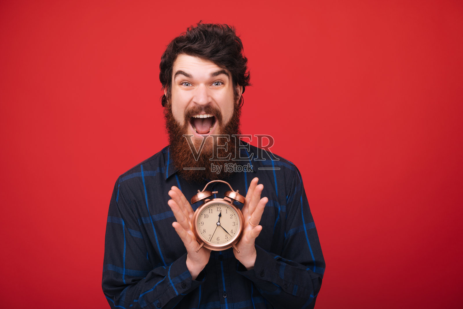 男人的照片胡子准备开始工作。工作的时候了。红色的孤立的背景照片摄影图片