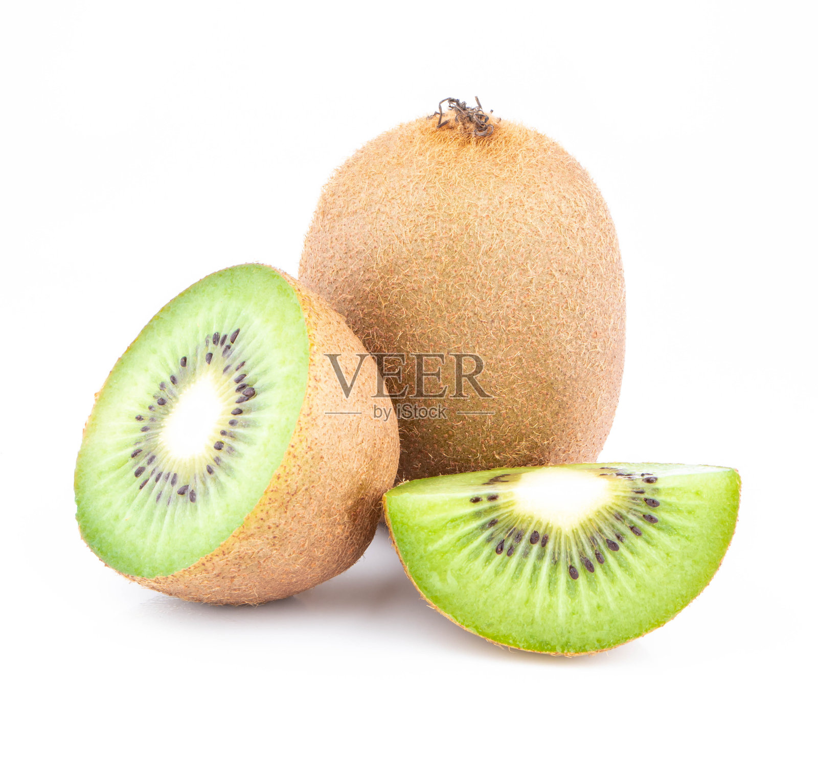 成熟的猕猴桃和一半切猕猴桃孤立在白色的背景。照片摄影图片