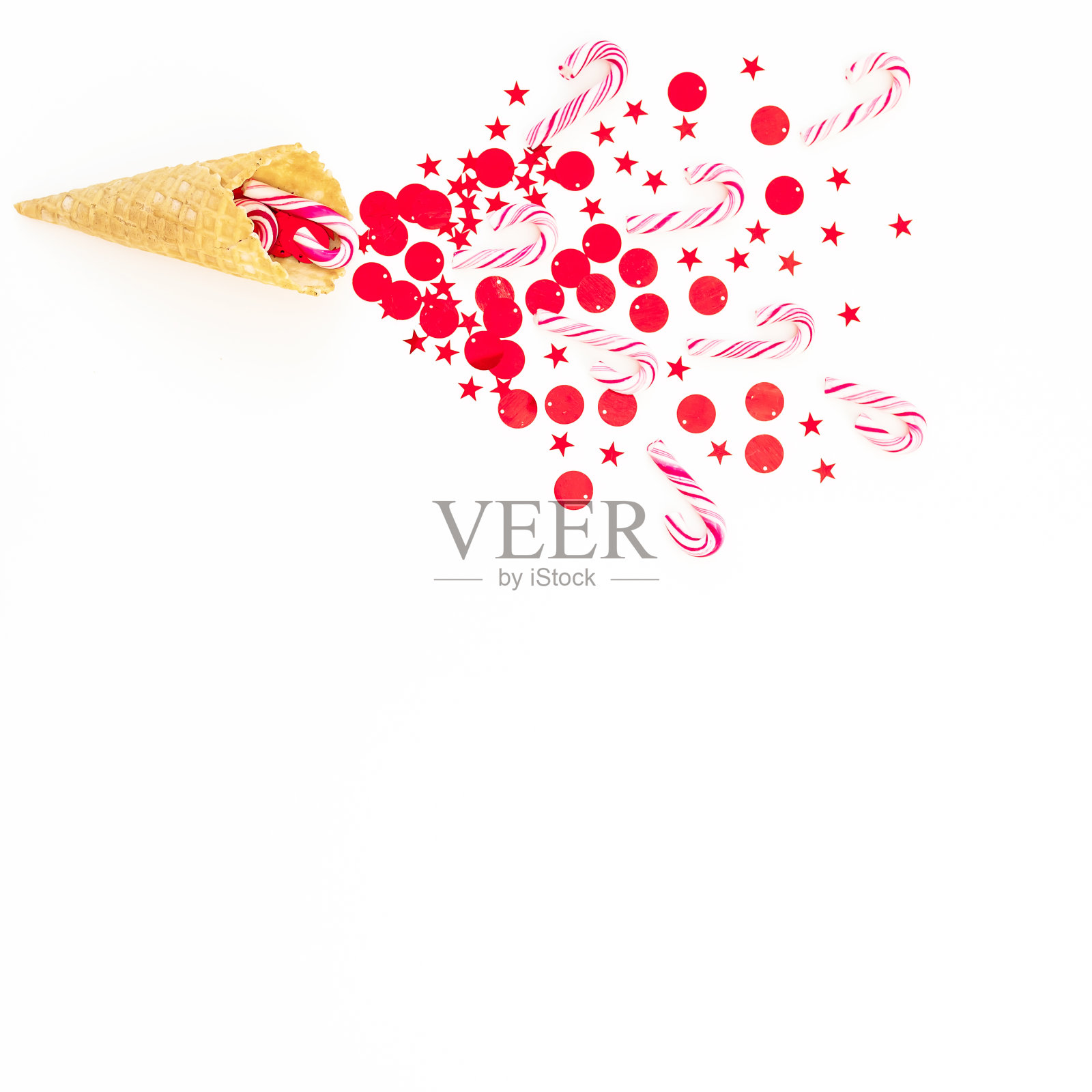 圣诞节的概念，红色闪亮的纸屑和华夫蛋筒在白色。平躺，俯视图。照片摄影图片