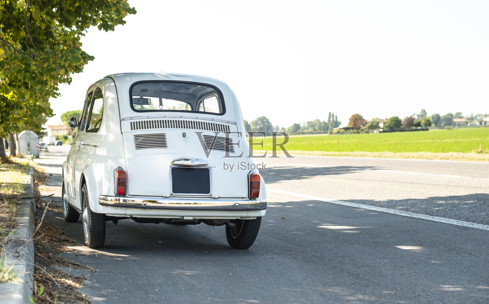 白色的复古小车停在街上。没有人。照片摄影图片