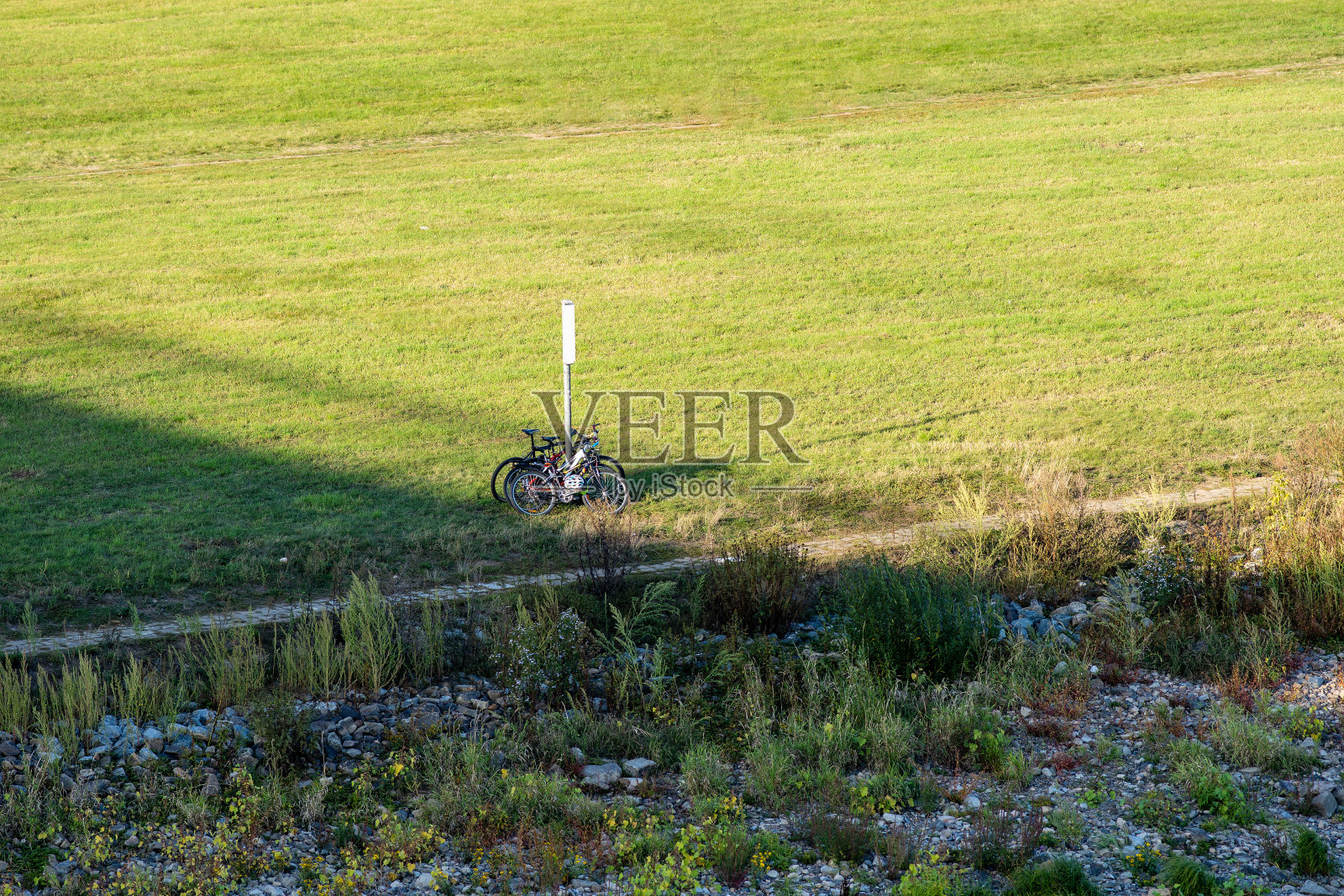易北草地阳光明媚，夏末的一天空拷贝空间自行车张贴单独的景观照片摄影图片