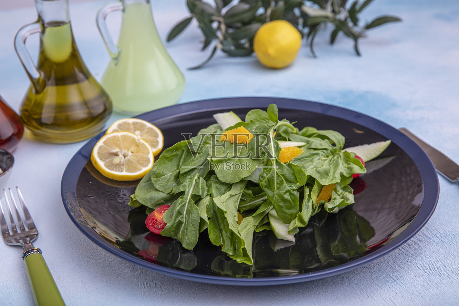 芝麻菜沙拉。芝麻菜沙拉配以帕玛森奶酪、柠檬、橄榄油和调味料。素食。照片摄影图片