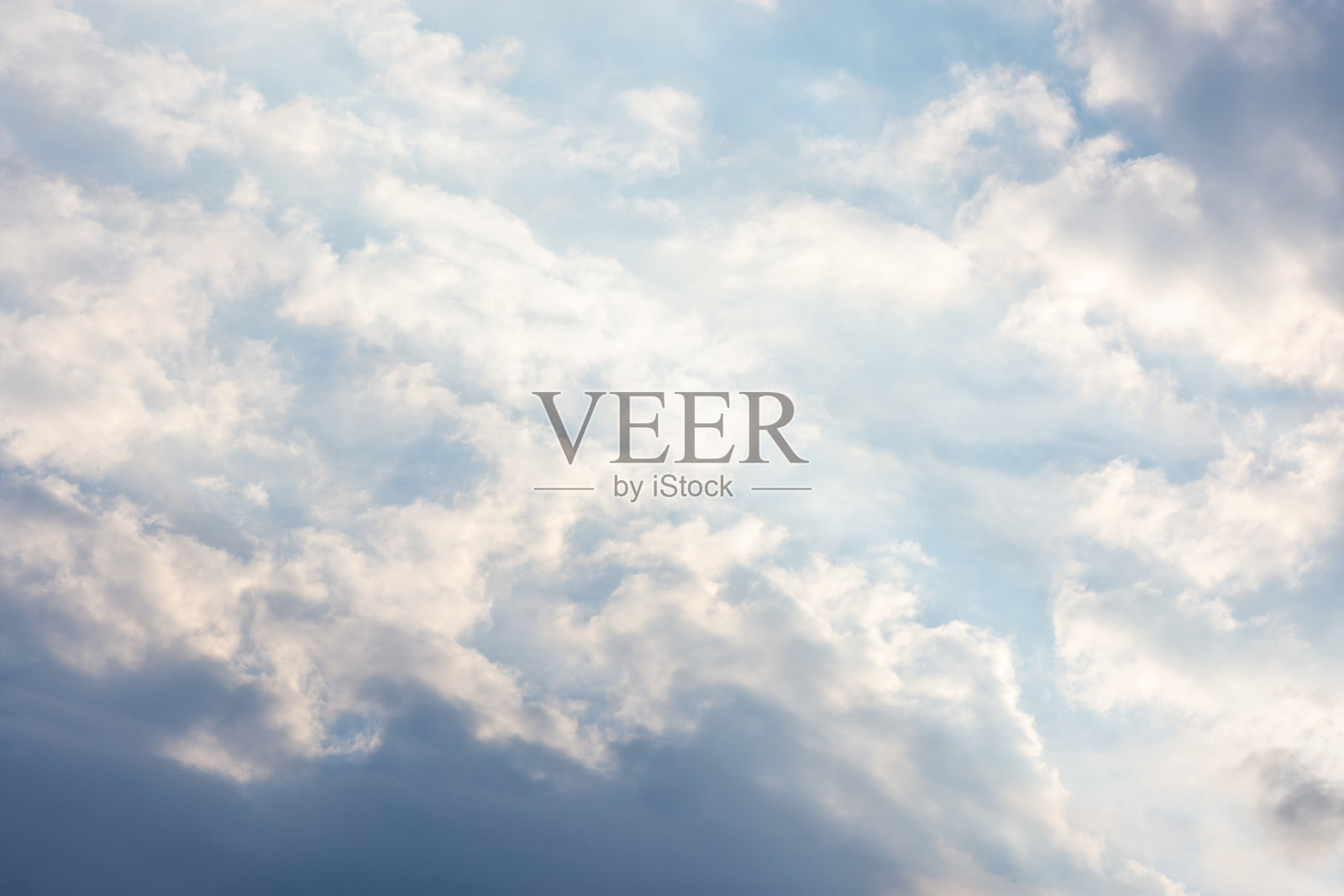 风景天空与蓝色的云彩和日落的阳光。背景纹理照片摄影图片